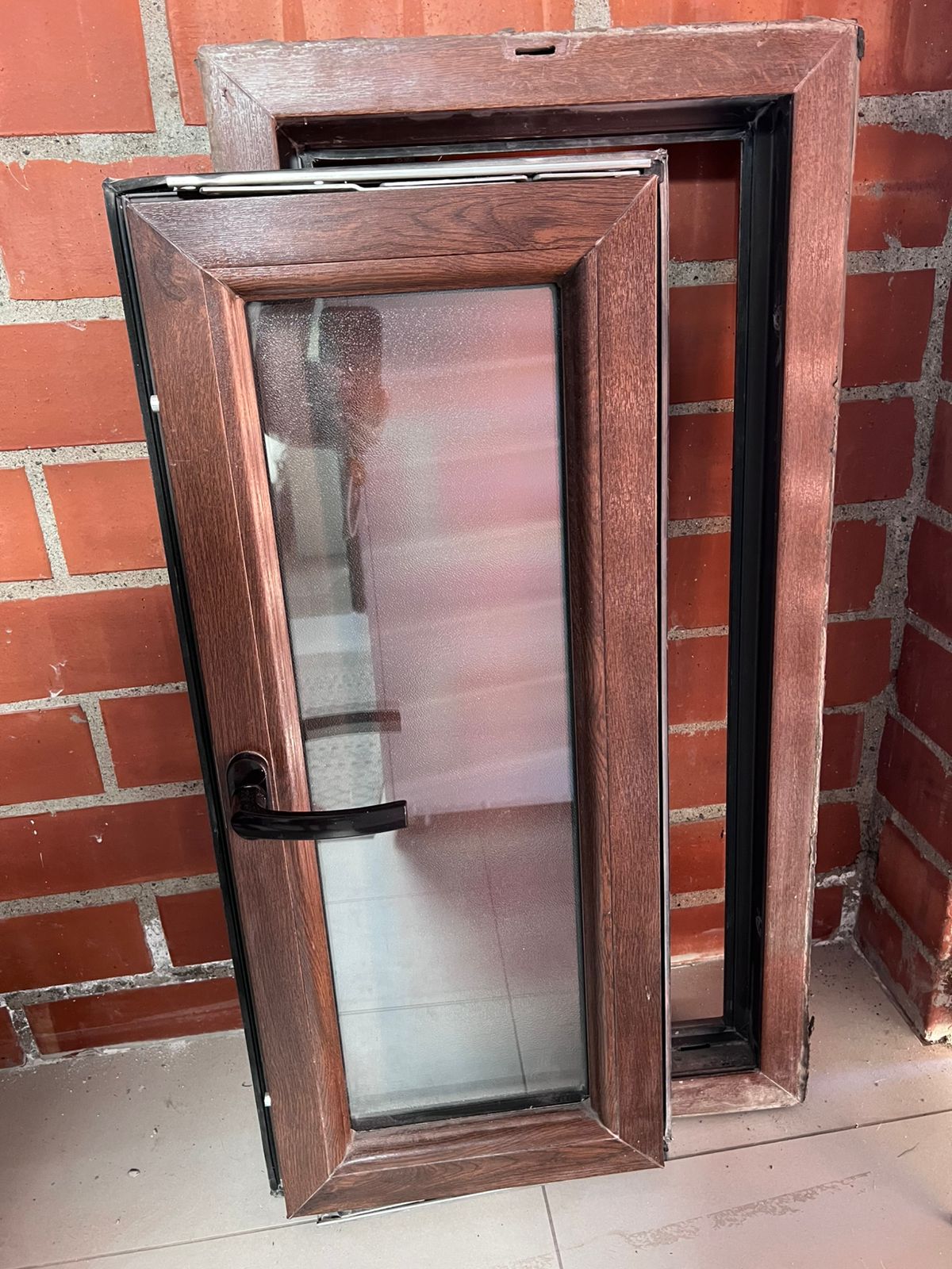 Ventana PVC termo panel abatible café