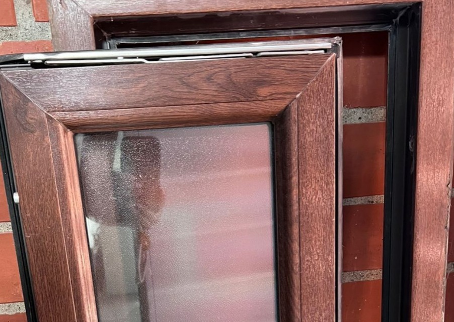 Ventana PVC termo panel abatible café - Imagen 2