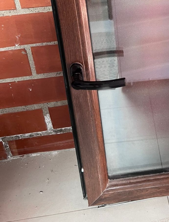 Ventana PVC termo panel abatible café - Imagen 3