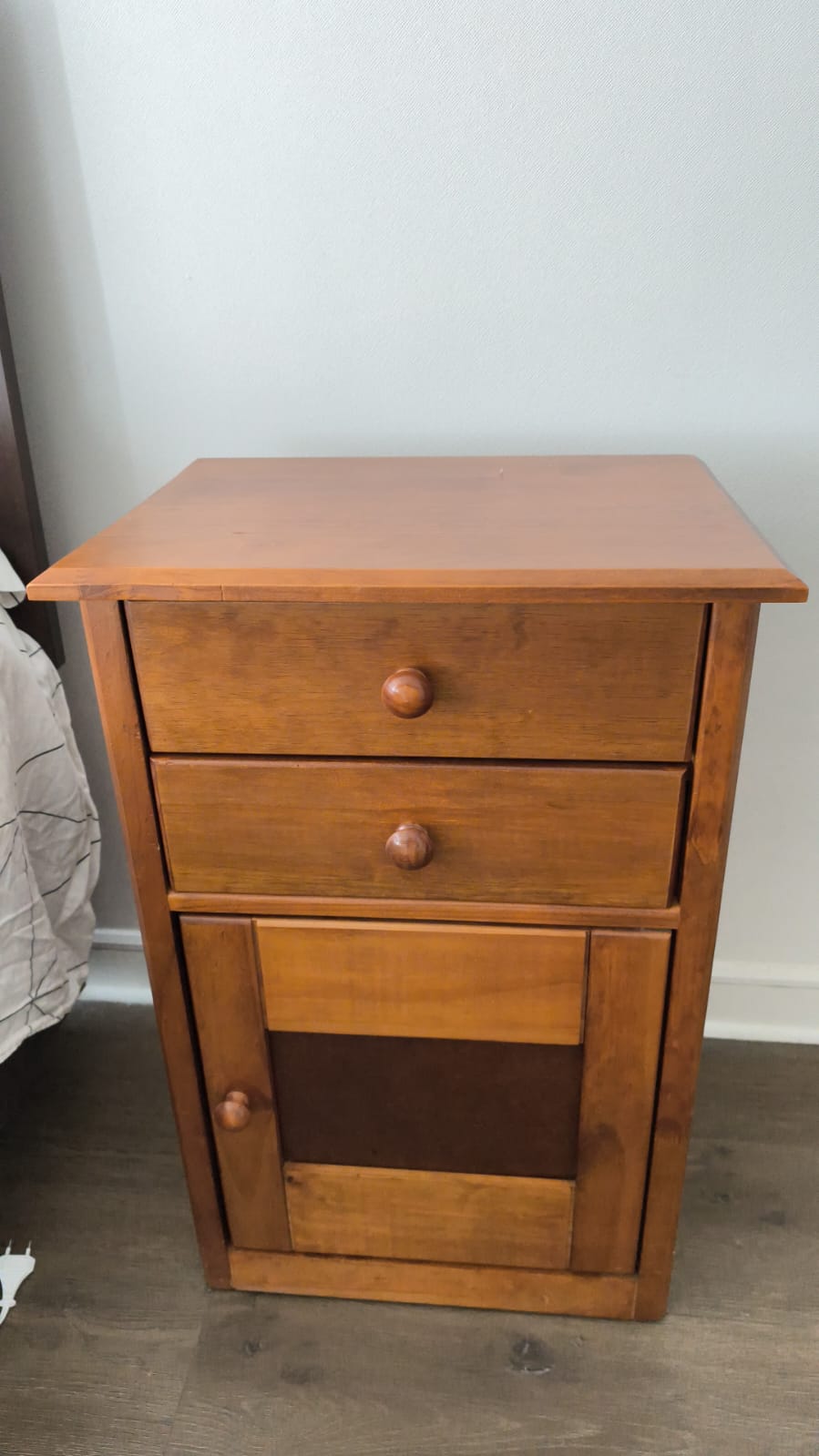 Par Veladores madera con 2 cajones y 1 puerta