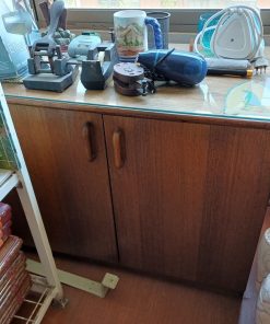 Mueble organizador con puertas y repisa