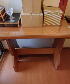 Mesa o escritorio madera con vidrio protegiendo cubierta