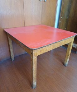 Mesa infantil roja