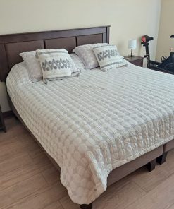 Cama King Rosen New Style 6 con respaldo y veladores
