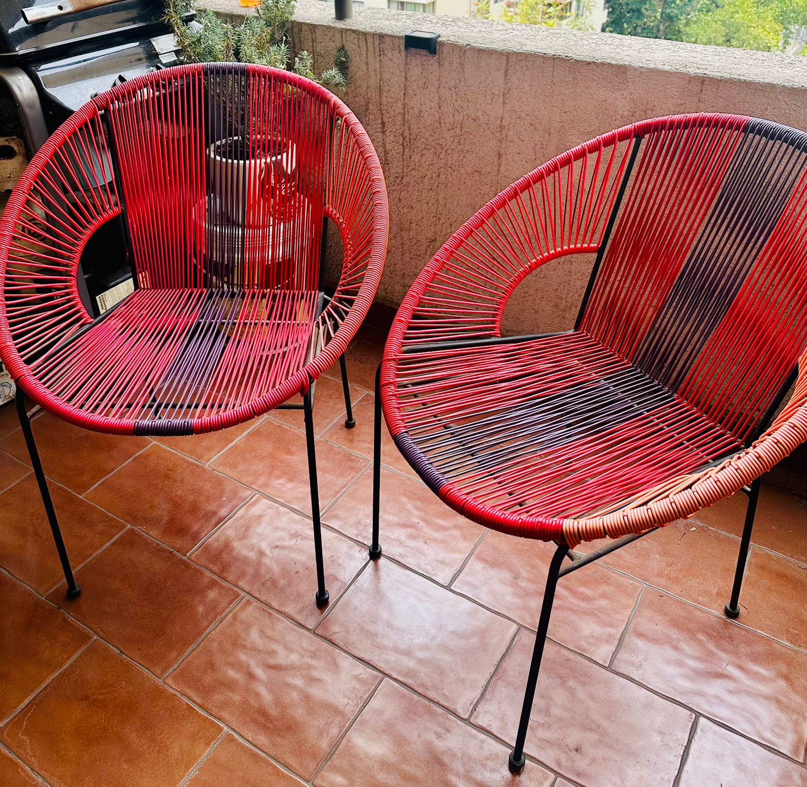 Sillas nido terraza tonos rojo - Imagen 2