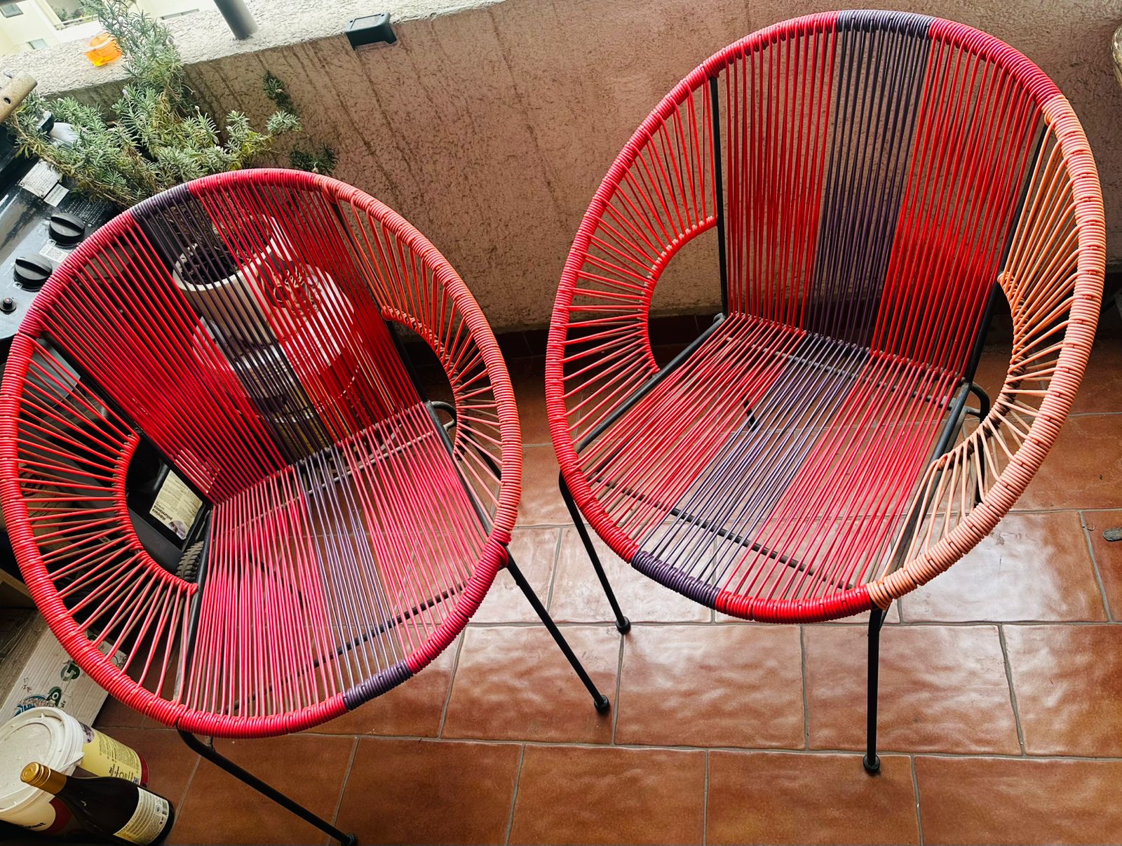 Sillas nido terraza tonos rojo - Imagen 3