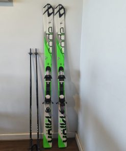 Skies Volkl con fijaciones y bastones