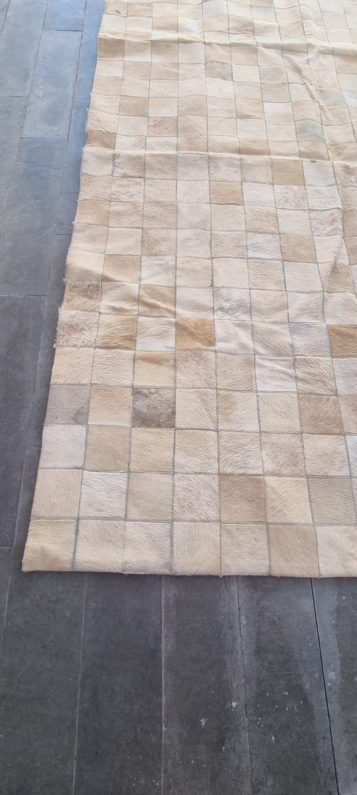 Alfombra patchwork cuero de vaca tonos claros - Imagen 2