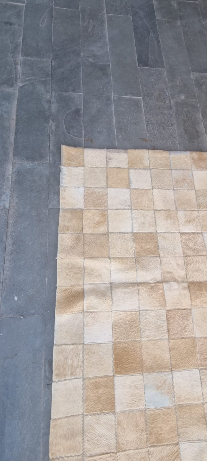 Alfombra patchwork cuero de vaca tonos claros - Imagen 3