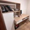 Escritorio con repisas melamina oak y blanco
