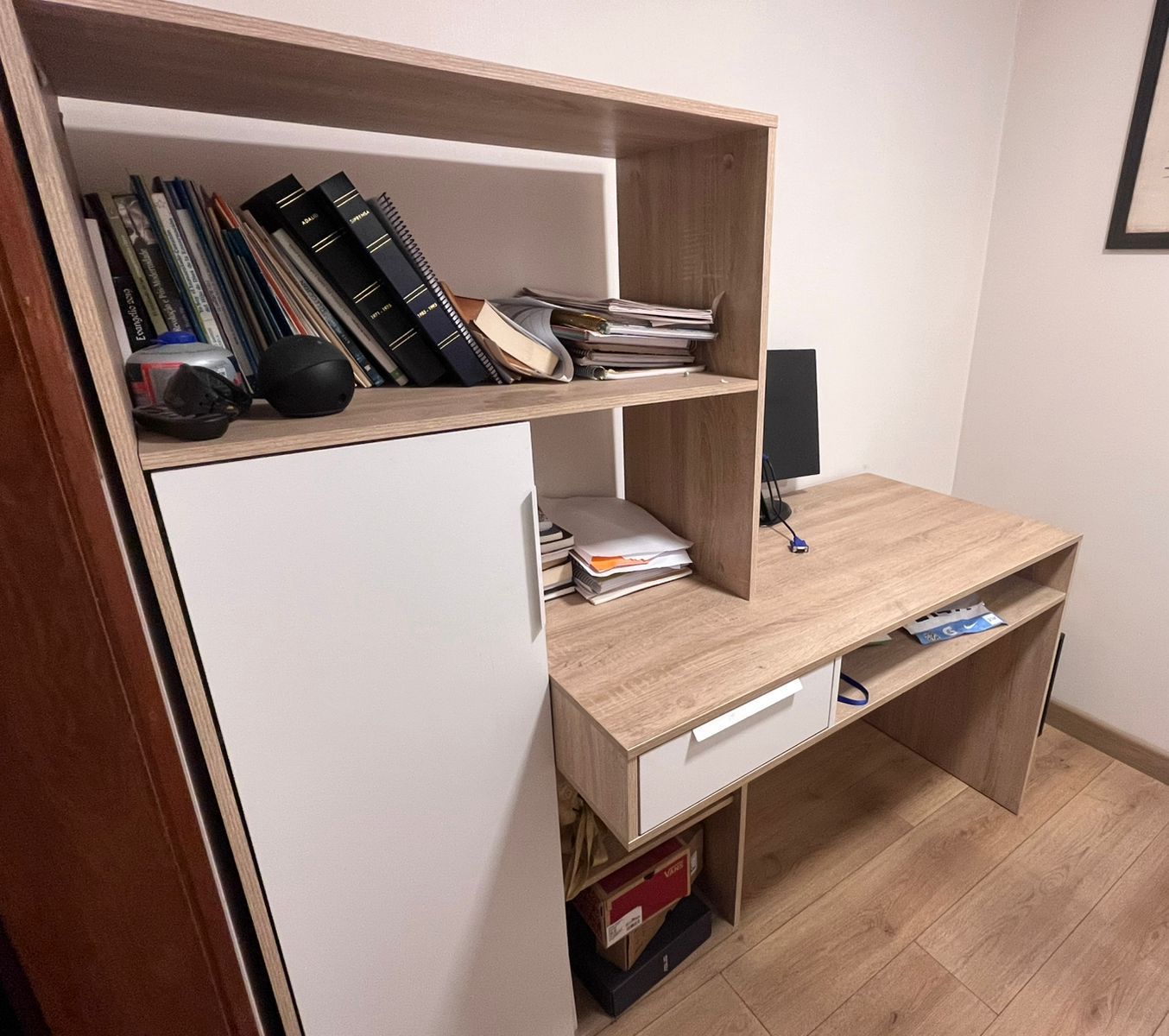 Escritorio con repisas melamina oak y blanco