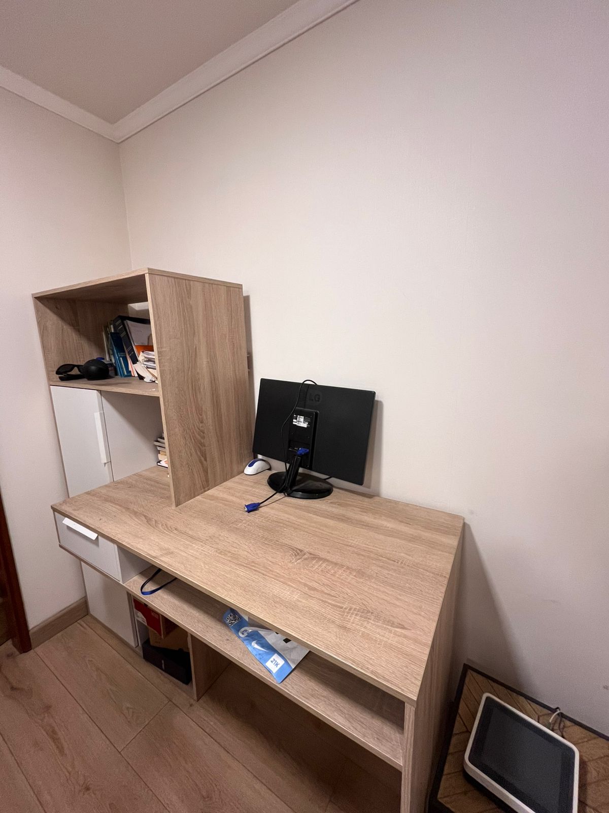 Escritorio con repisas melamina oak y blanco - Imagen 2