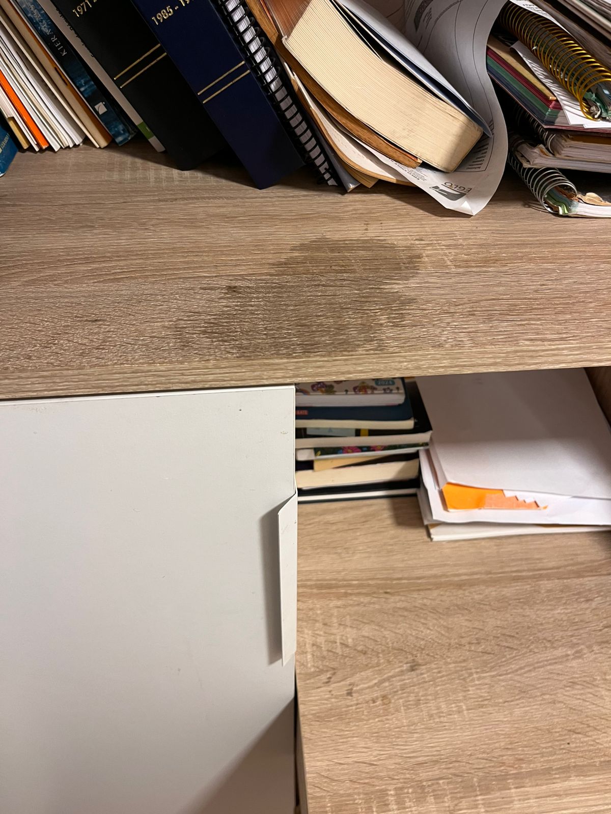 Escritorio con repisas melamina oak y blanco - Imagen 3
