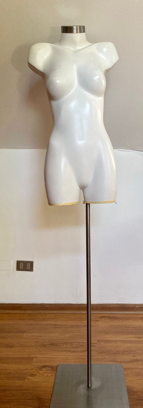 Maniquíes con pedestal ajustable - Imagen 2