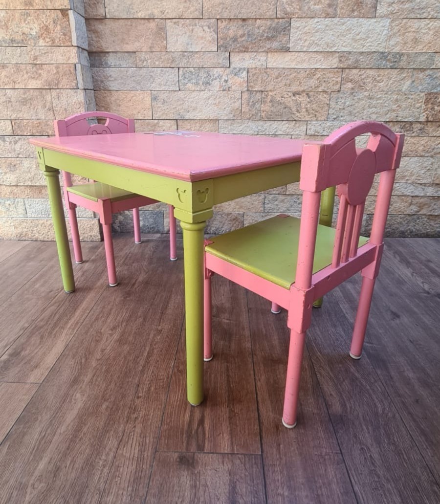 Mesa infantil de madera con dos sillas Mickey