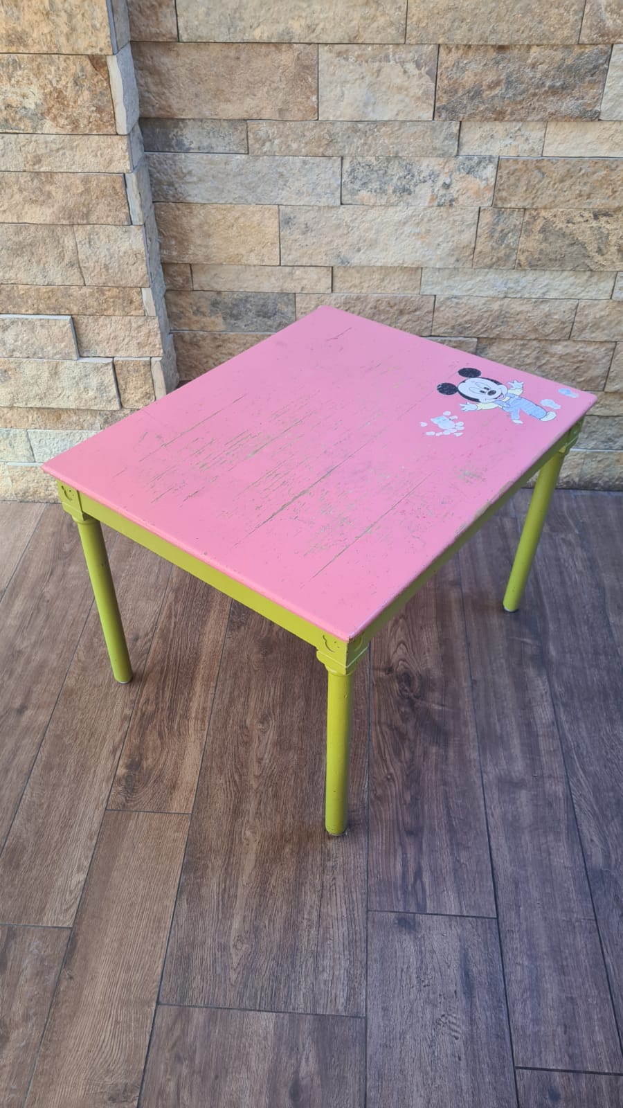 Mesa infantil de madera con dos sillas Mickey - Imagen 2