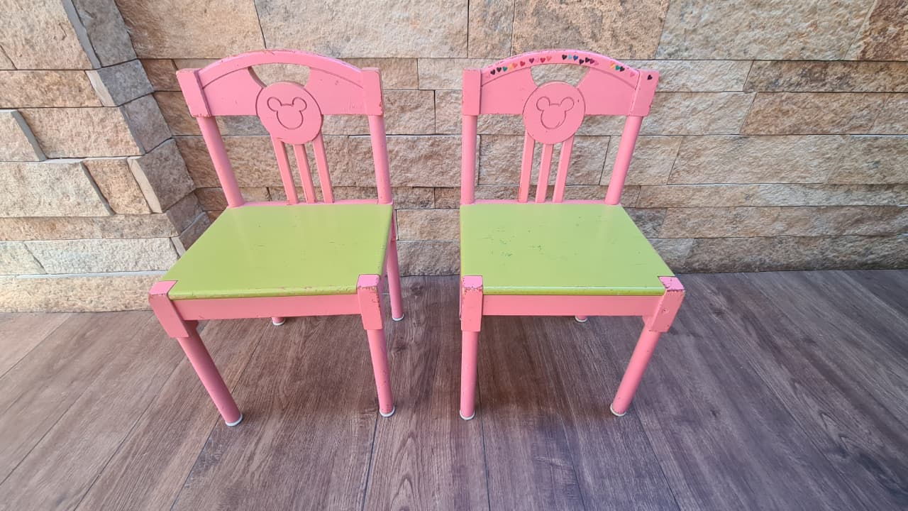 Mesa infantil de madera con dos sillas Mickey - Imagen 3
