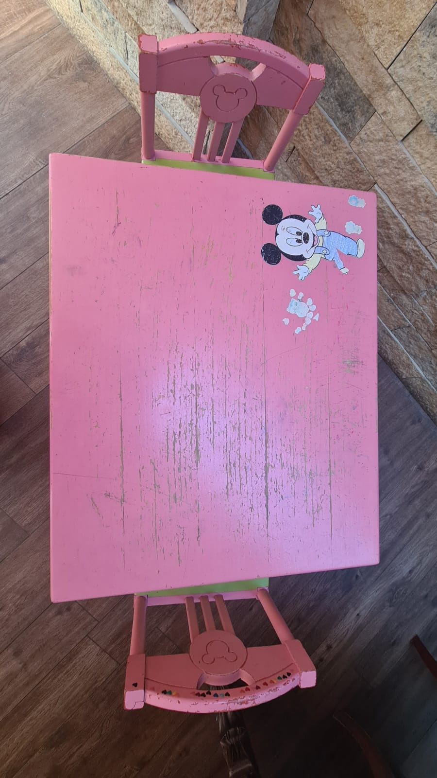 Mesa infantil de madera con dos sillas Mickey - Imagen 4