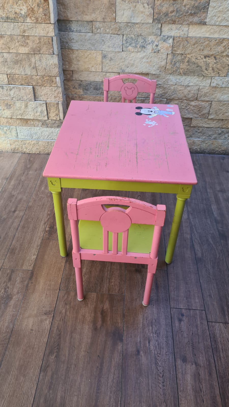 Mesa infantil de madera con dos sillas Mickey - Imagen 5