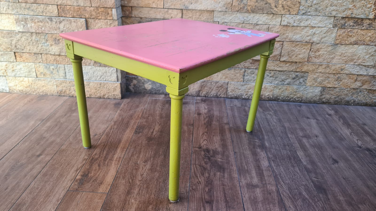 Mesa infantil de madera con dos sillas Mickey - Imagen 6