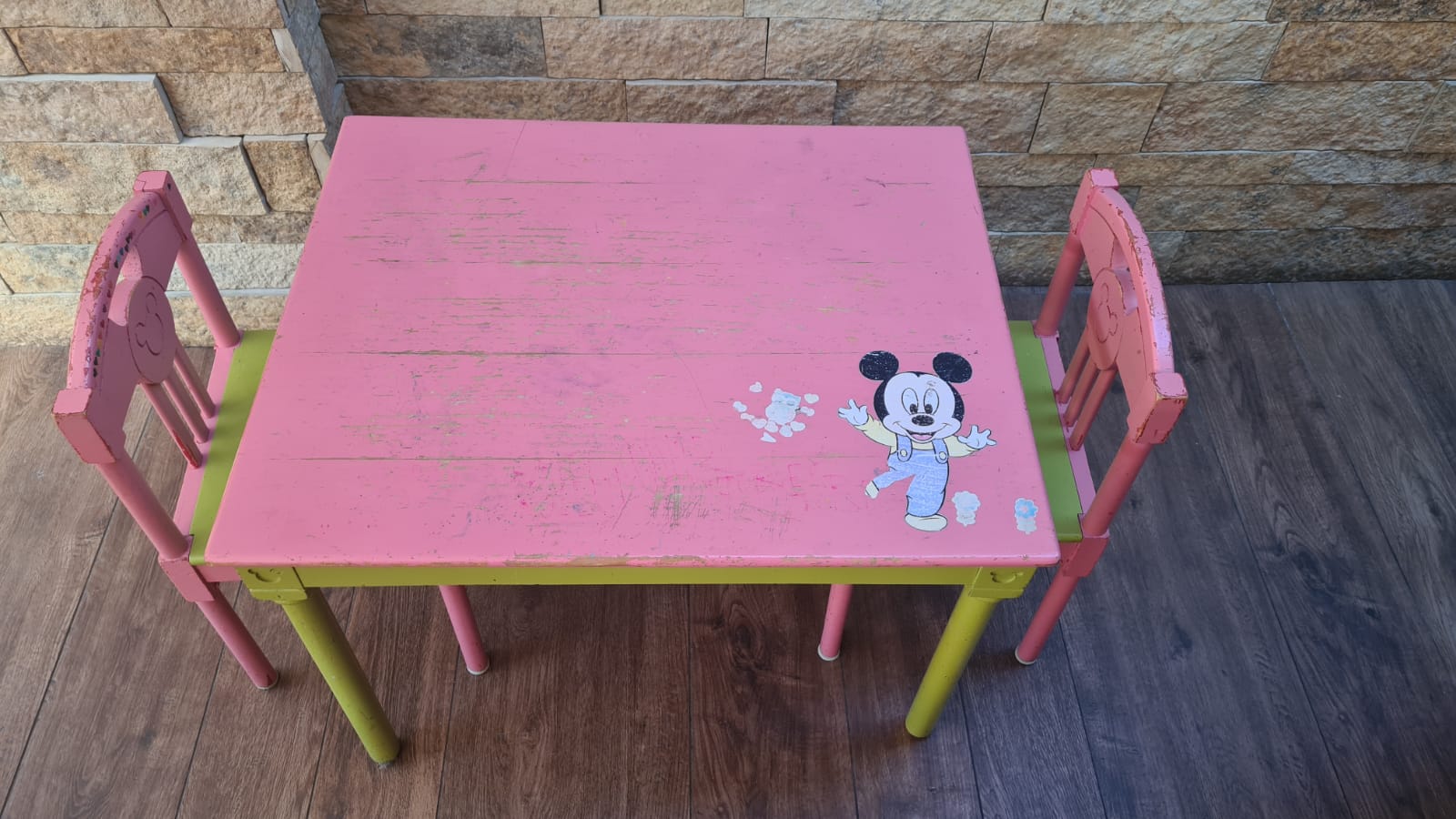 Mesa infantil de madera con dos sillas Mickey - Imagen 8