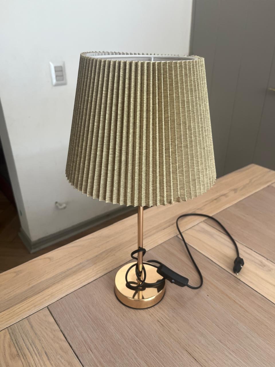 Lámpara de mesa beige y dorado