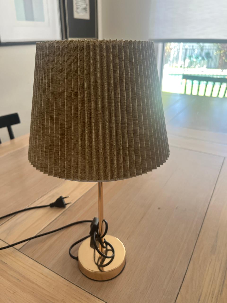 Lámpara de mesa beige y dorado - Imagen 2