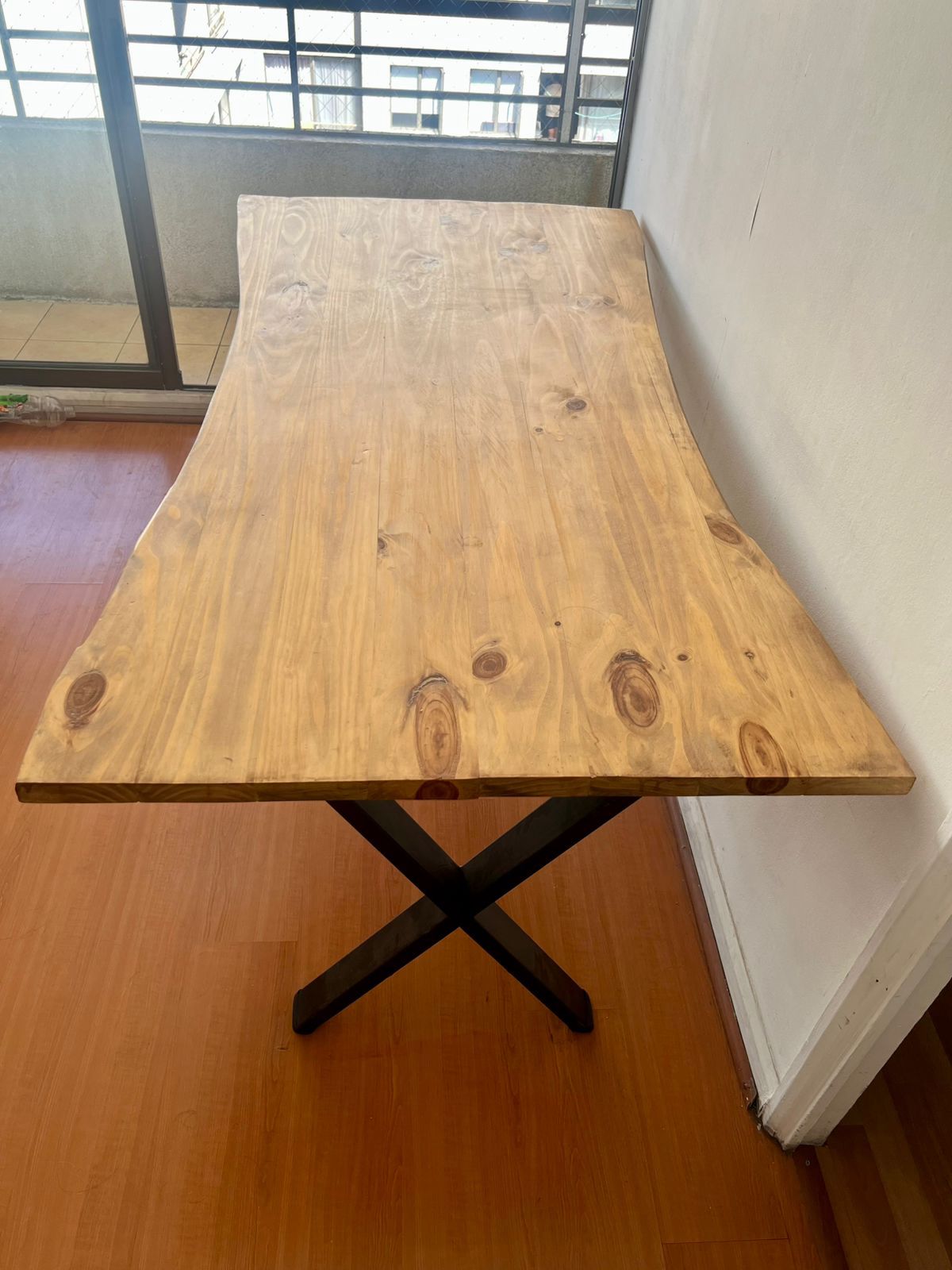 Mesa comedor pino rústico base fierro