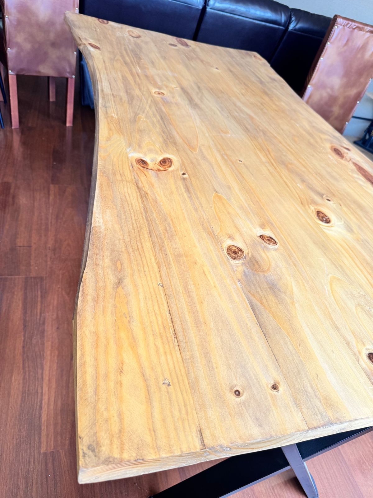 Mesa comedor pino rústico base fierro - Imagen 7