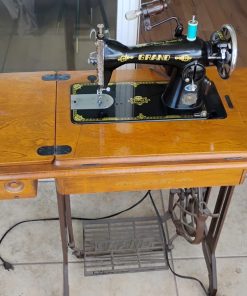 Máquina de coser con mueble Grand Singer