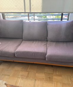 Sofá 3 cuerpos gris con madera