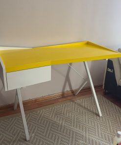 Escritorio amarillo y blanco modelo asimétrico con cajón 