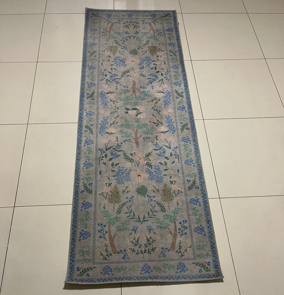Alfombra pasillo tonos azules Rifle Paper Co