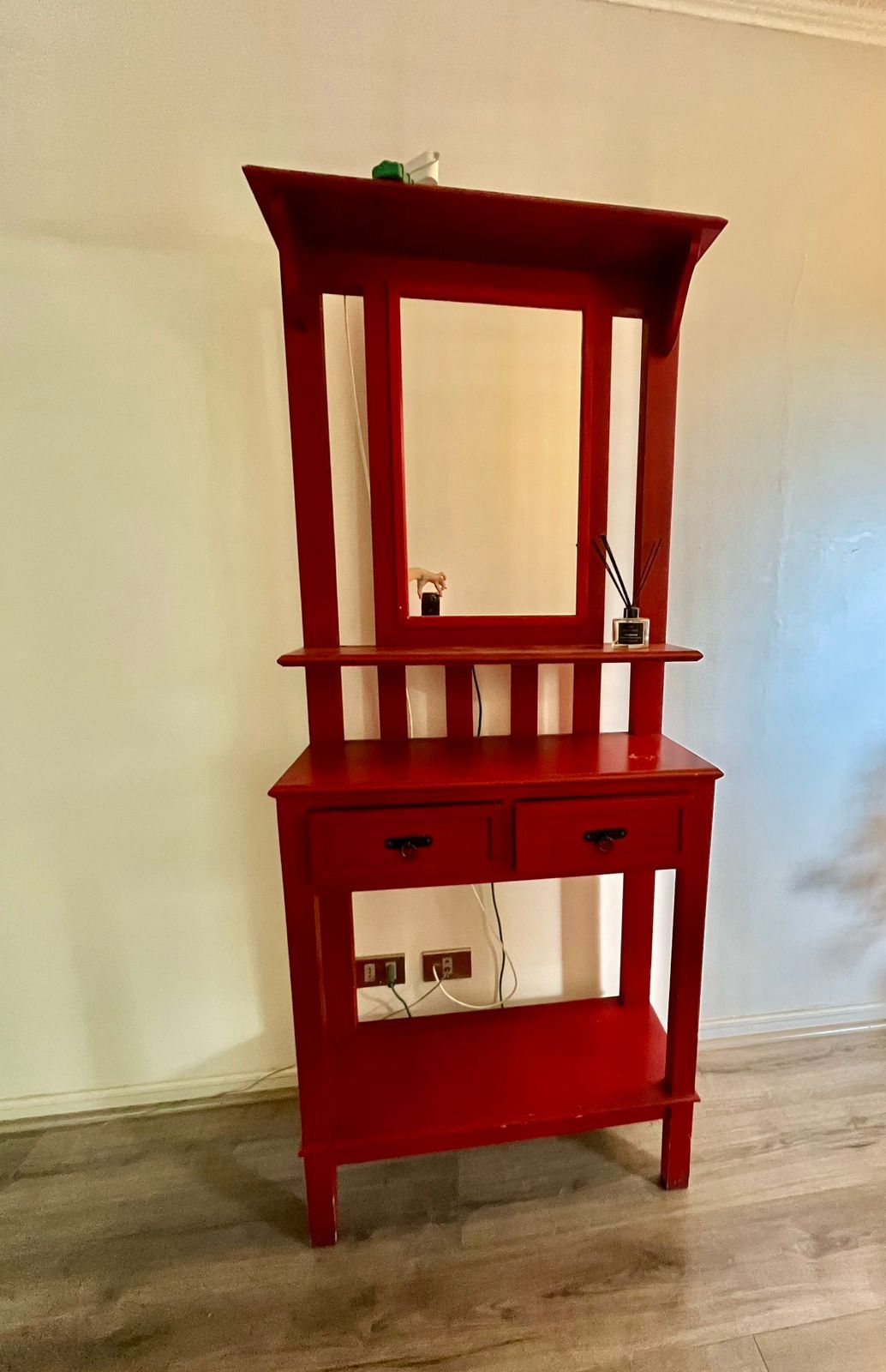Mueble arrimo rojo con espejo y 2 cajones