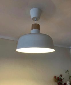 Lámpara techo colgante Ikea blanca y madera