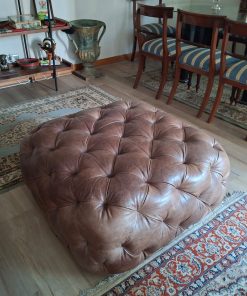 Pouf clásico otomano cuero café capitoné Ashley