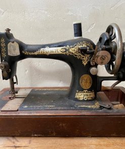 Máquina coser Singer antigua con su maleta