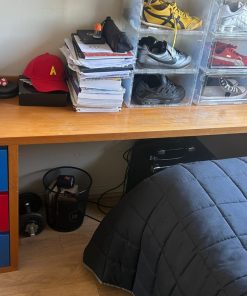 Escritorio con cajonera izquierda rojo y azul
