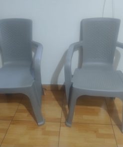 Par de sillas plásticas grises