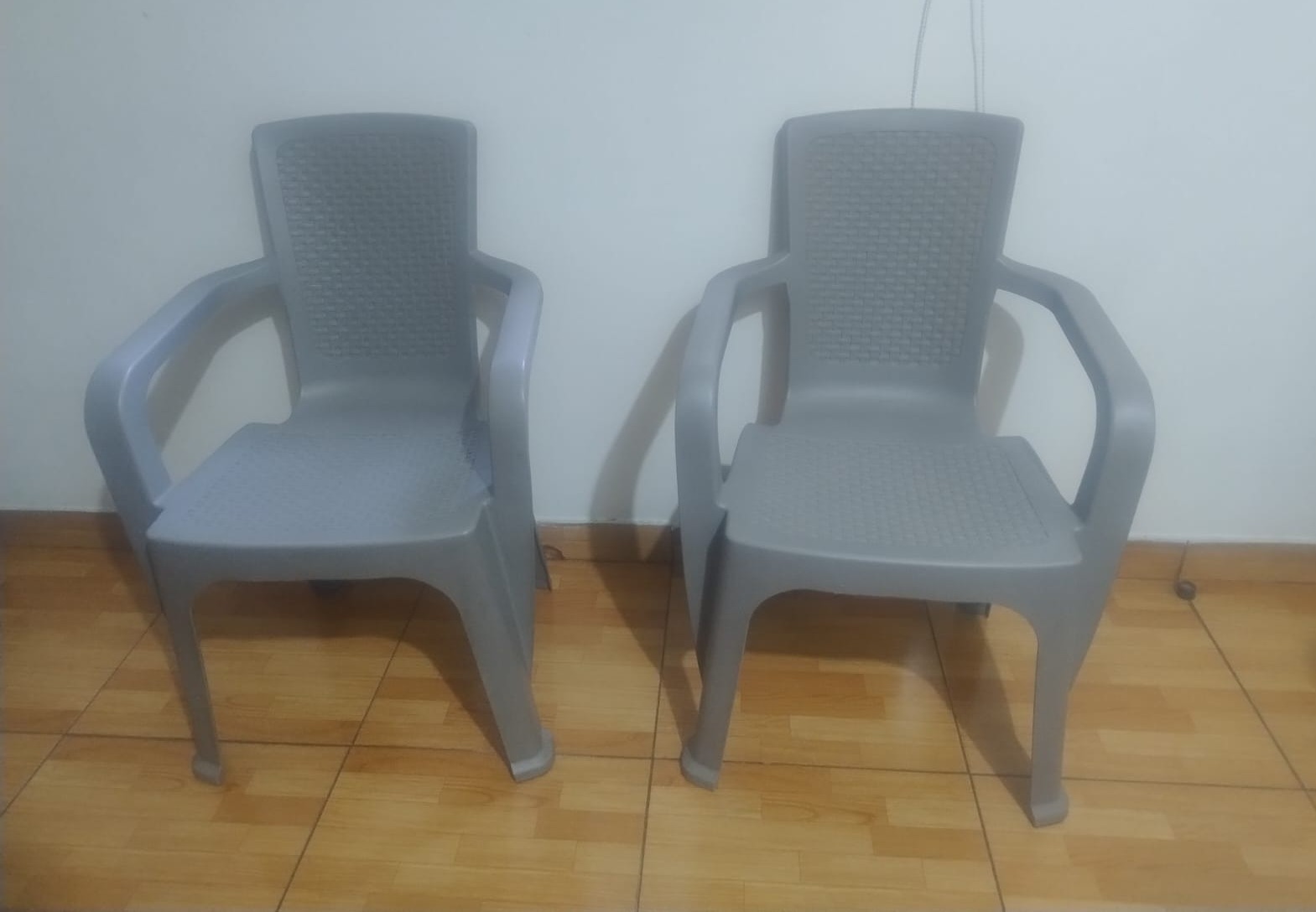 Par de sillas plásticas grises