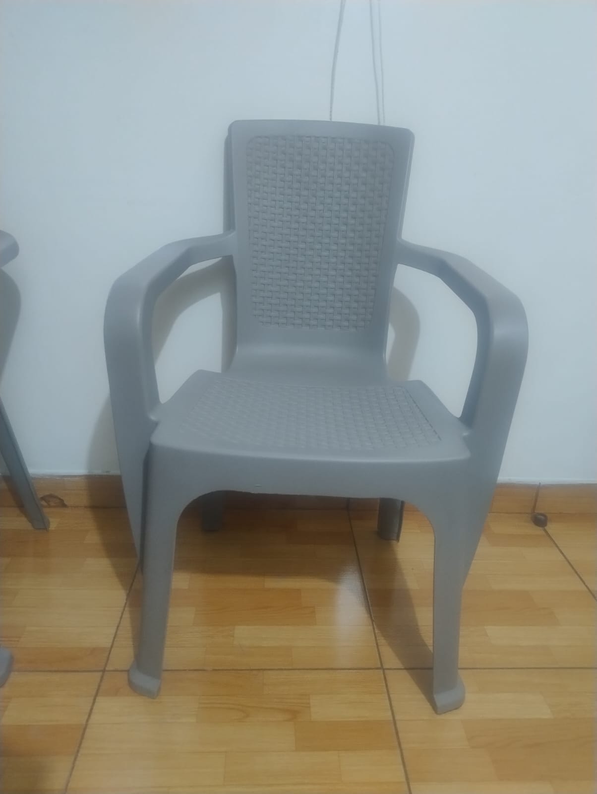 Par de sillas plásticas grises - Imagen 2
