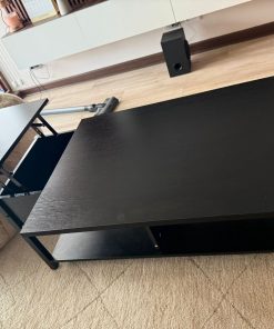 Mesa de centro negra con almacenamiento