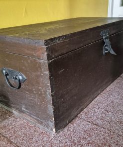 Baúl madera antiguo con herrajes