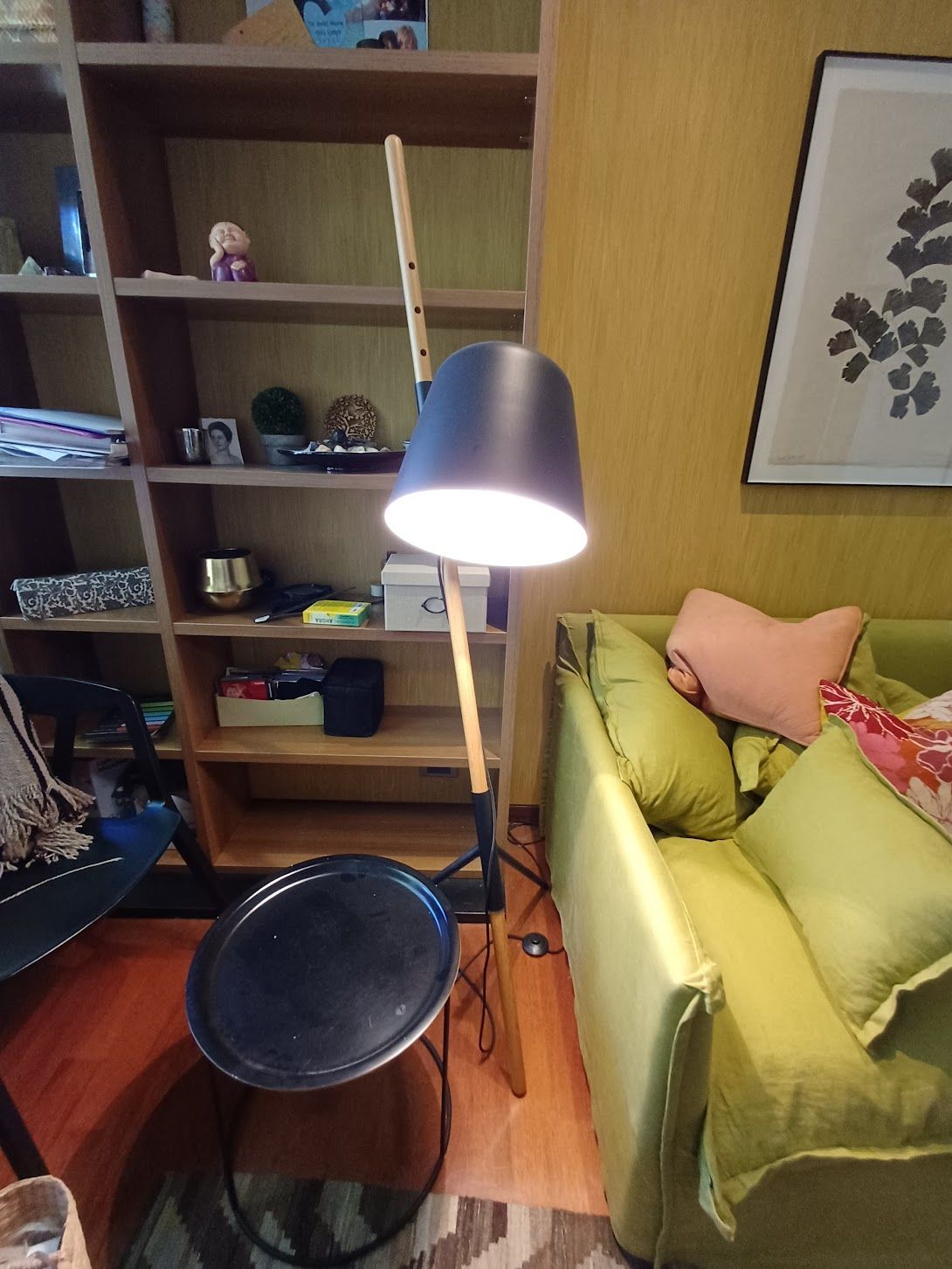 Lámpara de pie tripode negra soporte madera - Imagen 2