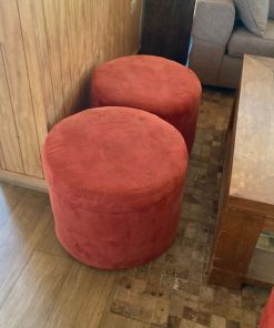 Par Pouf redondos rojos afelpados