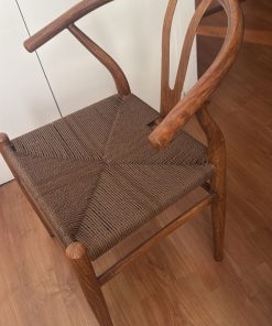 Silla Wishbone fierro símil madera