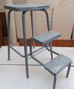 Piso escalera gris