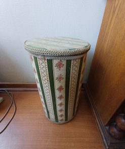 Costurero de lata forrado en tela