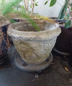 Macetero de piedra con base con ruedas