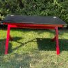 Escritorio de madera negro y rojo
